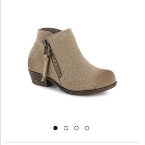 No call Brown ankle boots for girls. The size is a 1M.